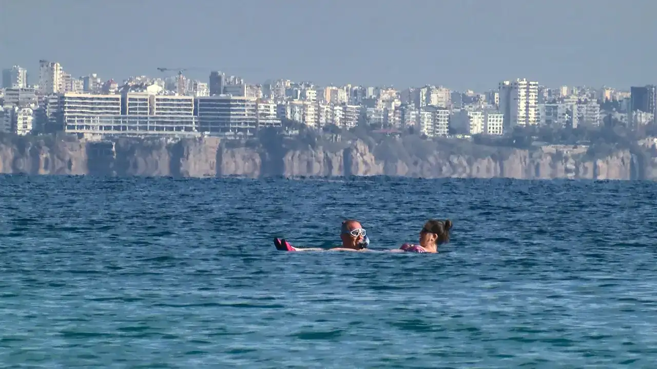 Konyaaltı Sahili’nde Güneşlenip Denize Girdiler 8